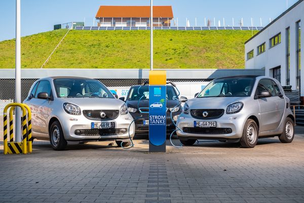Autos aus dem elektrischen Fuhrpark der MEGA