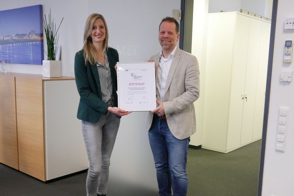 Foto: Chantal Wedell Nora Axler, Teamleiterin HR, und Ralf Girnus, kaufmännischer Leiter und Prokurist nahmen das Zertifikat entgegen.