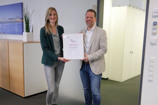 Nora Axler, Teamleiterin HR, und Ralf Girnus, kaufmännischer Leiter und Prokurist Nora Axler, Teamleiterin HR, und Ralf Girnus, kaufmännischer Leiter und Prokurist